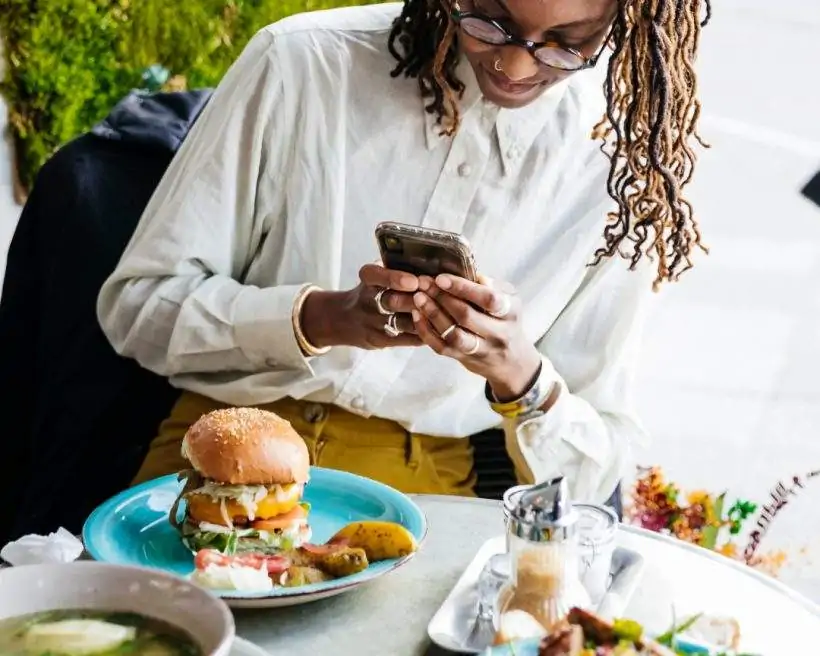 Eine Frau mit einem Smartphone